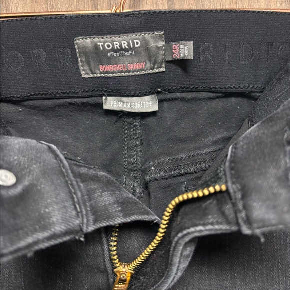 Torrid Bombshell Skinny Jeans Black Wash Size 24R Premium Stretch - Picture 3 of 11